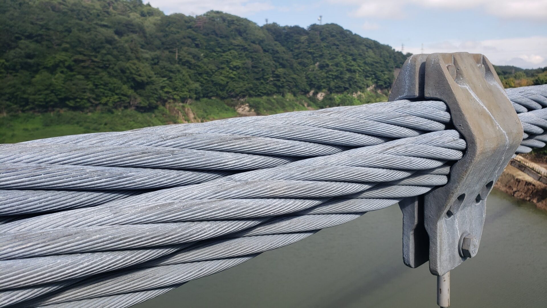 ワイヤーロープの種類と用途別選び方ガイド｜材質・構造・安全率の基準を解説のアイキャッチ画像です。