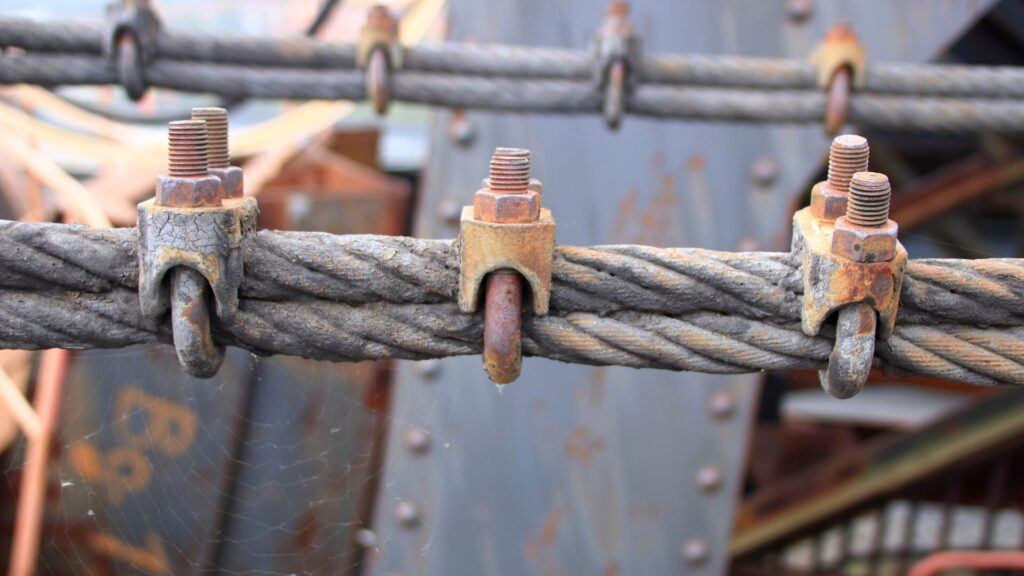 ワイヤーロープ荷重表の見方と使いこなし術｜ 破断荷重と安全荷重を解説のアイキャッチ画像です。