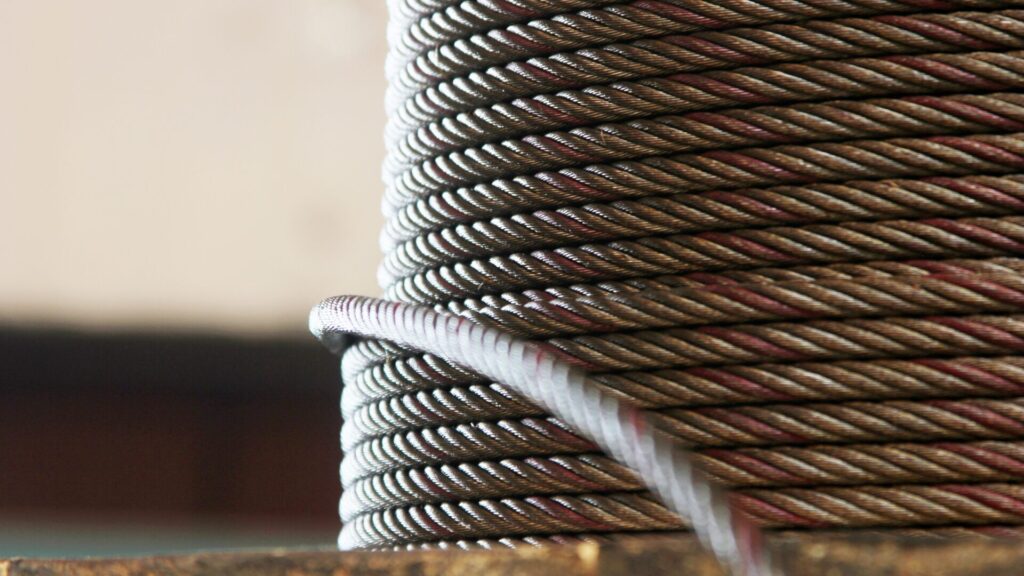 玉掛けワイヤーロープの特注対応ガイド｜長さ・径・端末加工をオーダーする方法のアイキャッチ画像です。