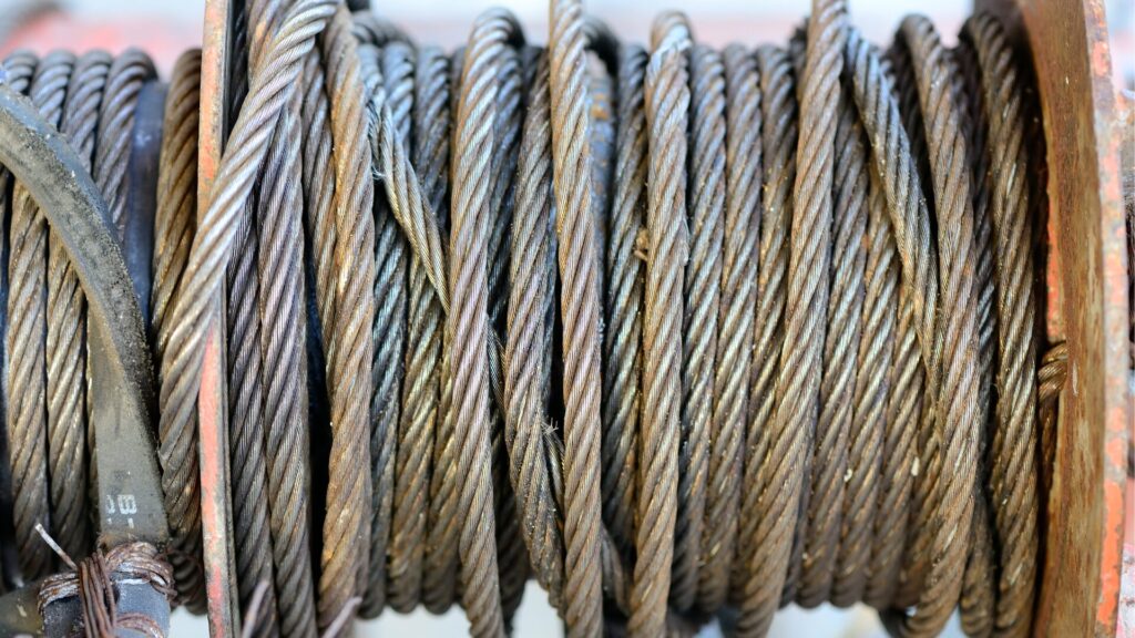 ワイヤーロープは国産素材が安心!素材やJIS規格、調達方法を解説のアイキャッチ画像です。