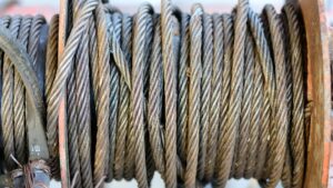 ワイヤーロープは国産素材が安心!素材やJIS規格、調達方法を解説のアイキャッチ画像です。