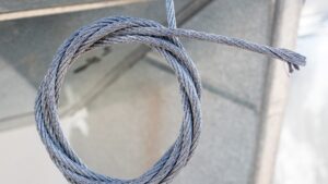 緊急対応可能なワイヤーロープ購入方法｜スピード発送・通販サイト比較・納期チェックのアイキャッチ画像です。