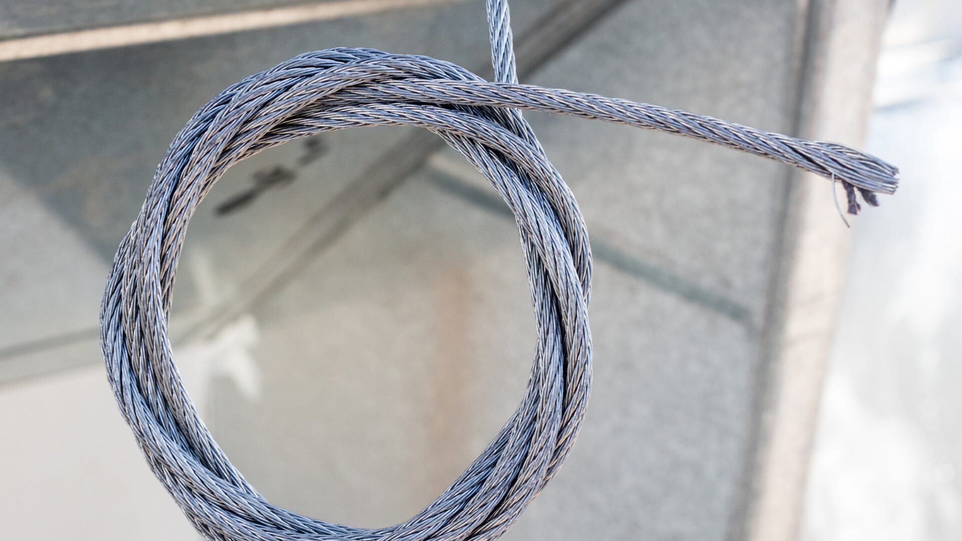 緊急対応可能なワイヤーロープ購入方法｜スピード発送・通販サイト比較・納期チェックのアイキャッチ画像です。