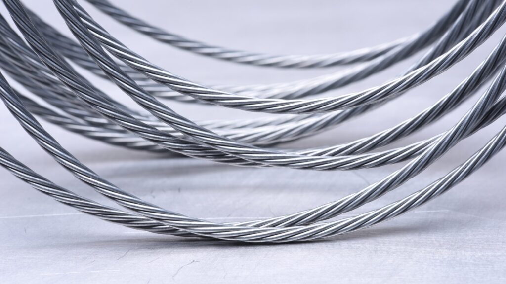 玉掛け用ワイヤーロープの安全規格を徹底解説｜クレーン規則・JIS基準・点検の実務のアイキャッチ画像です。