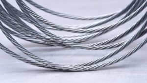 玉掛け用ワイヤーロープの安全規格を徹底解説｜クレーン規則・JIS基準・点検の実務のアイキャッチ画像です。