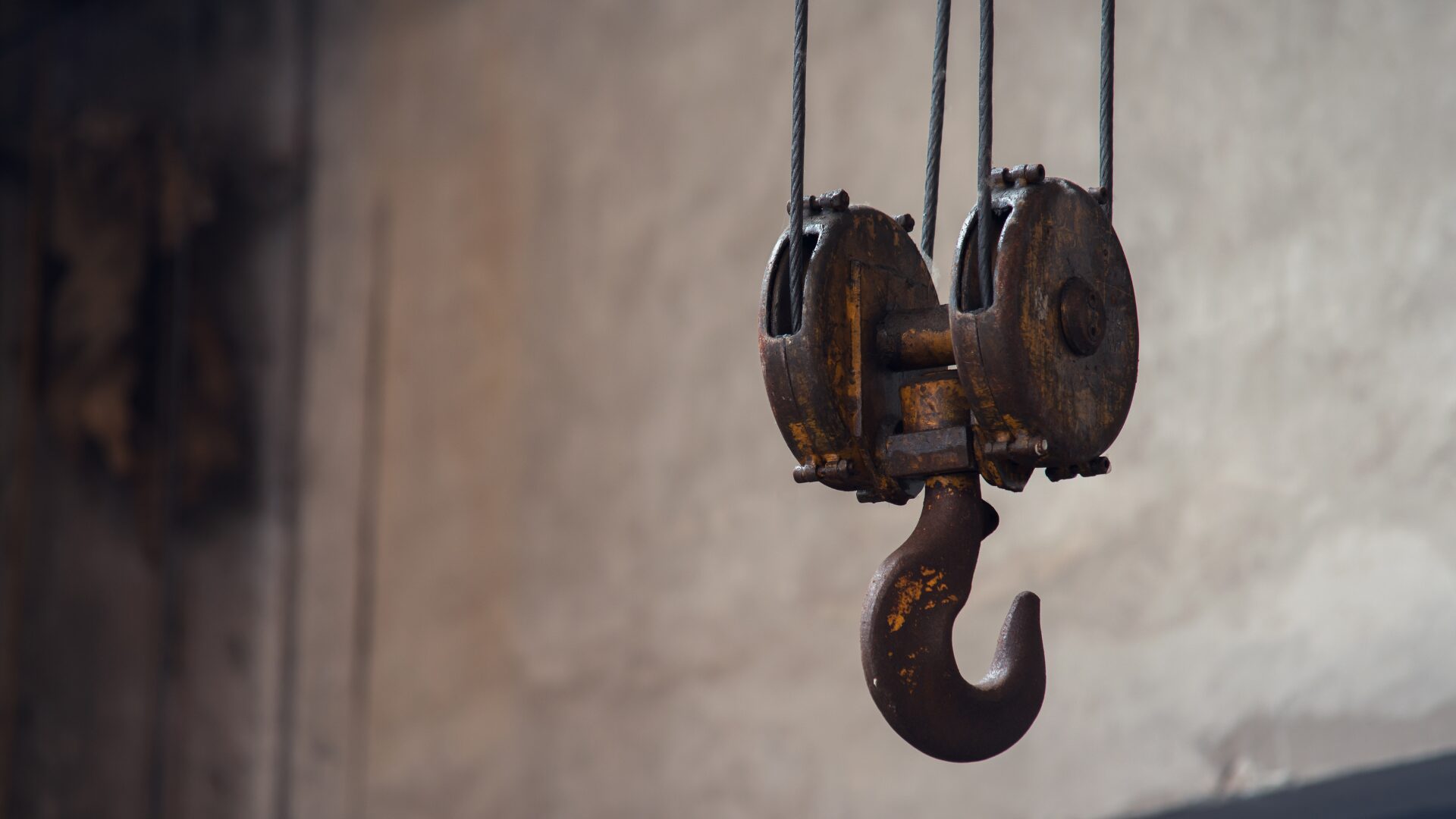 玉掛けワイヤーロープの荷重表ガイド｜サイズ別・吊り角度別の安のアイキャッチ画像です。全荷重を解説