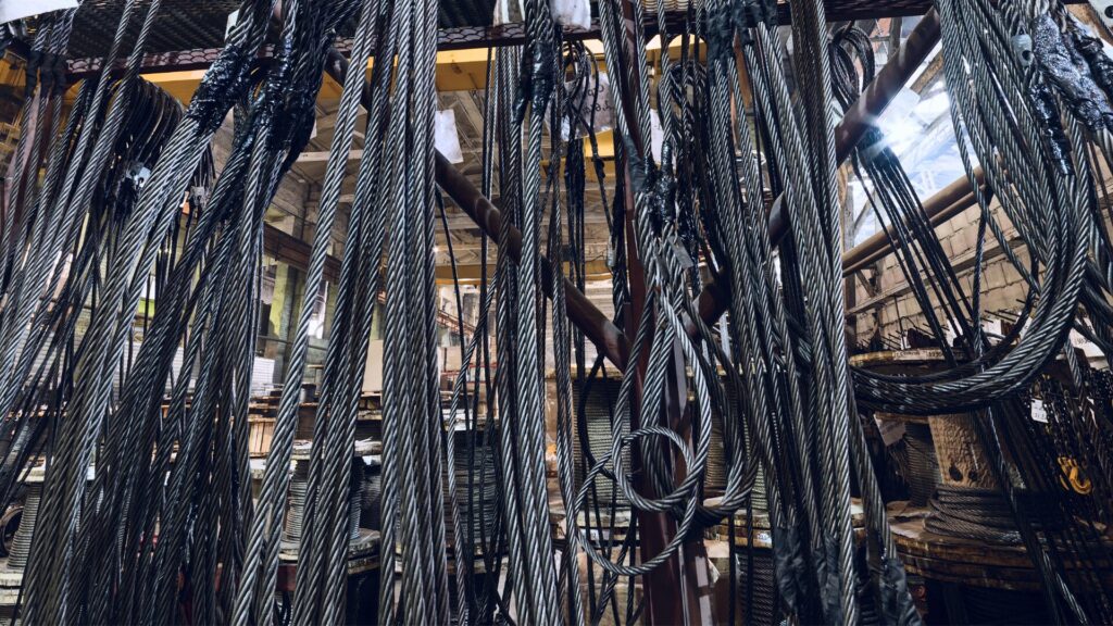 「Zより」と「Sより」のワイヤーロープを徹底比較｜扱い方や選び方と注意点についてのアイキャッチ画像です。