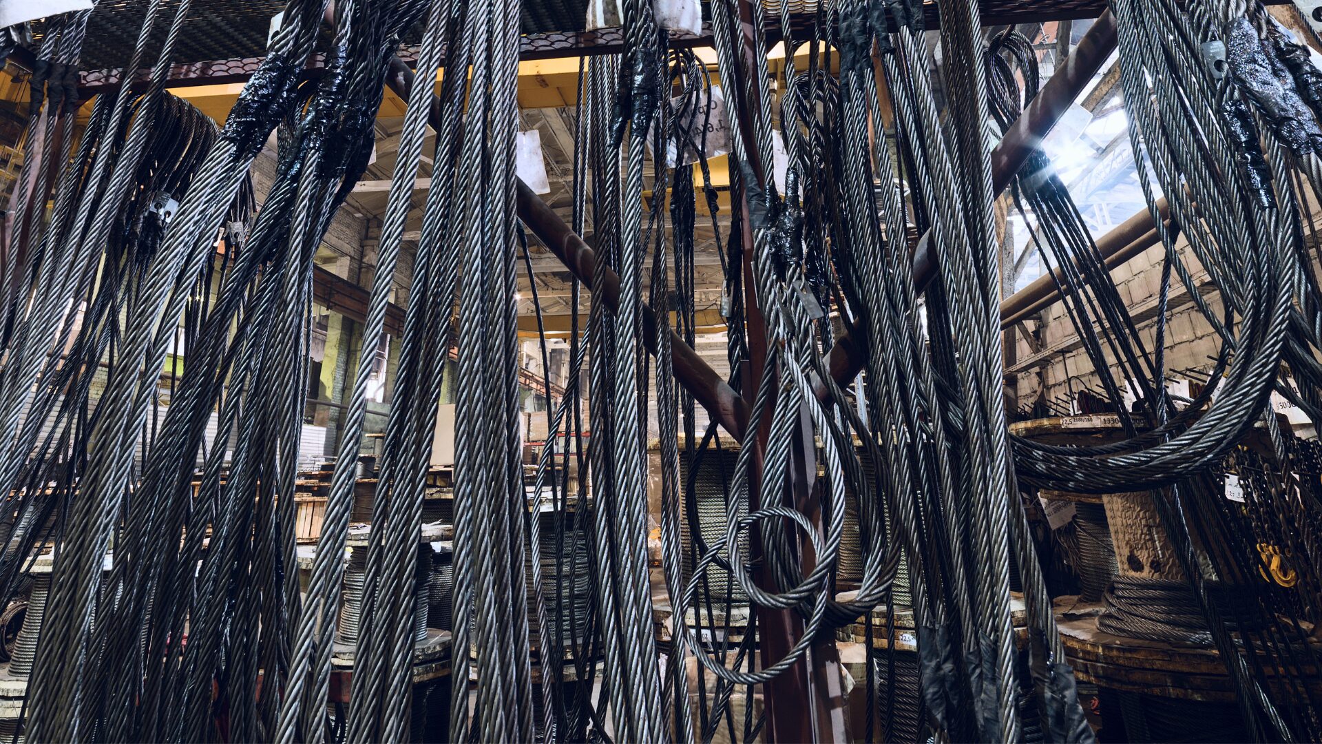 「Zより」と「Sより」のワイヤーロープを徹底比較｜扱い方や選び方と注意点についてのアイキャッチ画像です。