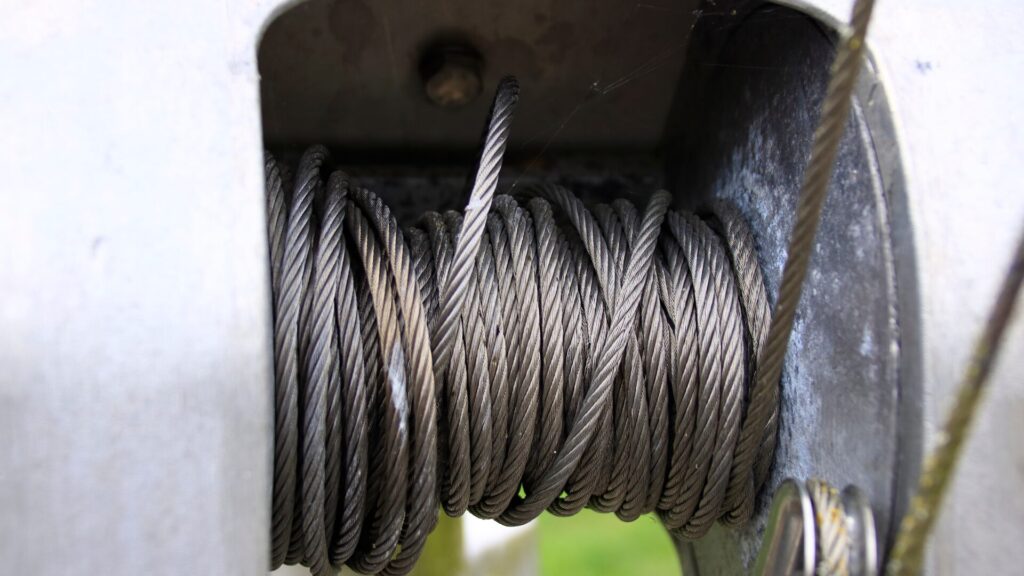 ワイヤーロープの素材比較ガイド｜鋼心と繊維心の違いと用途別の選定基準についてのアイキャッチ画像です。