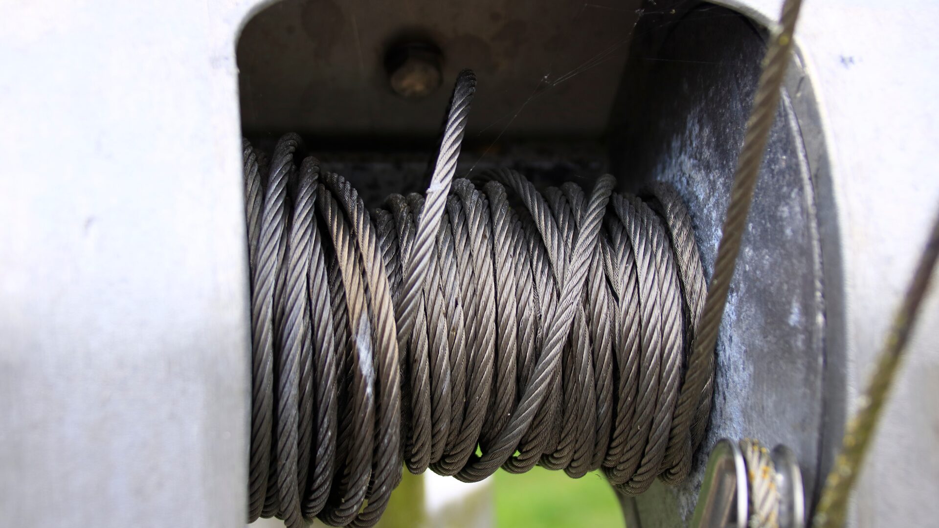 ワイヤーロープの素材比較ガイド｜鋼心と繊維心の違いと用途別の選定基準についてのアイキャッチ画像です。