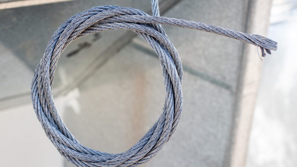 錆に強いステンレスワイヤーロープの特徴と選び方ガイド｜注意点やメンテナンスも解説のアイキャッチ画像です。