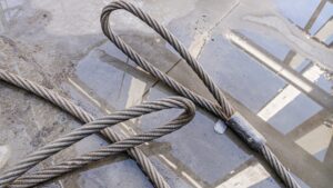 段落とし（編み込み）とロック止めの違い｜玉掛けワイヤーの端末加工と安全基準のアイキャッチ画像です。