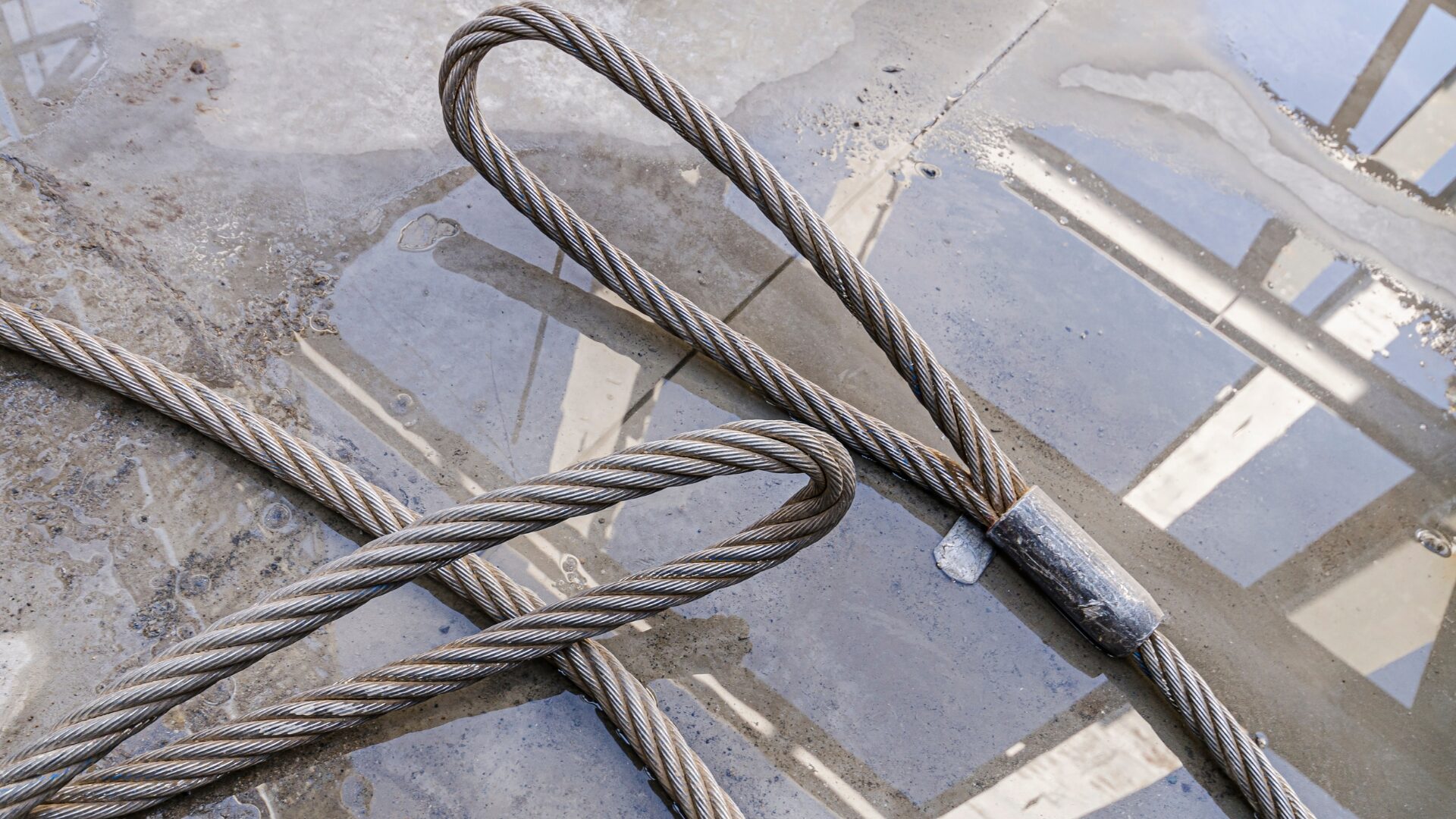 段落とし（編み込み）とロック止めの違い｜玉掛けワイヤーの端末加工と安全基準のアイキャッチ画像です。