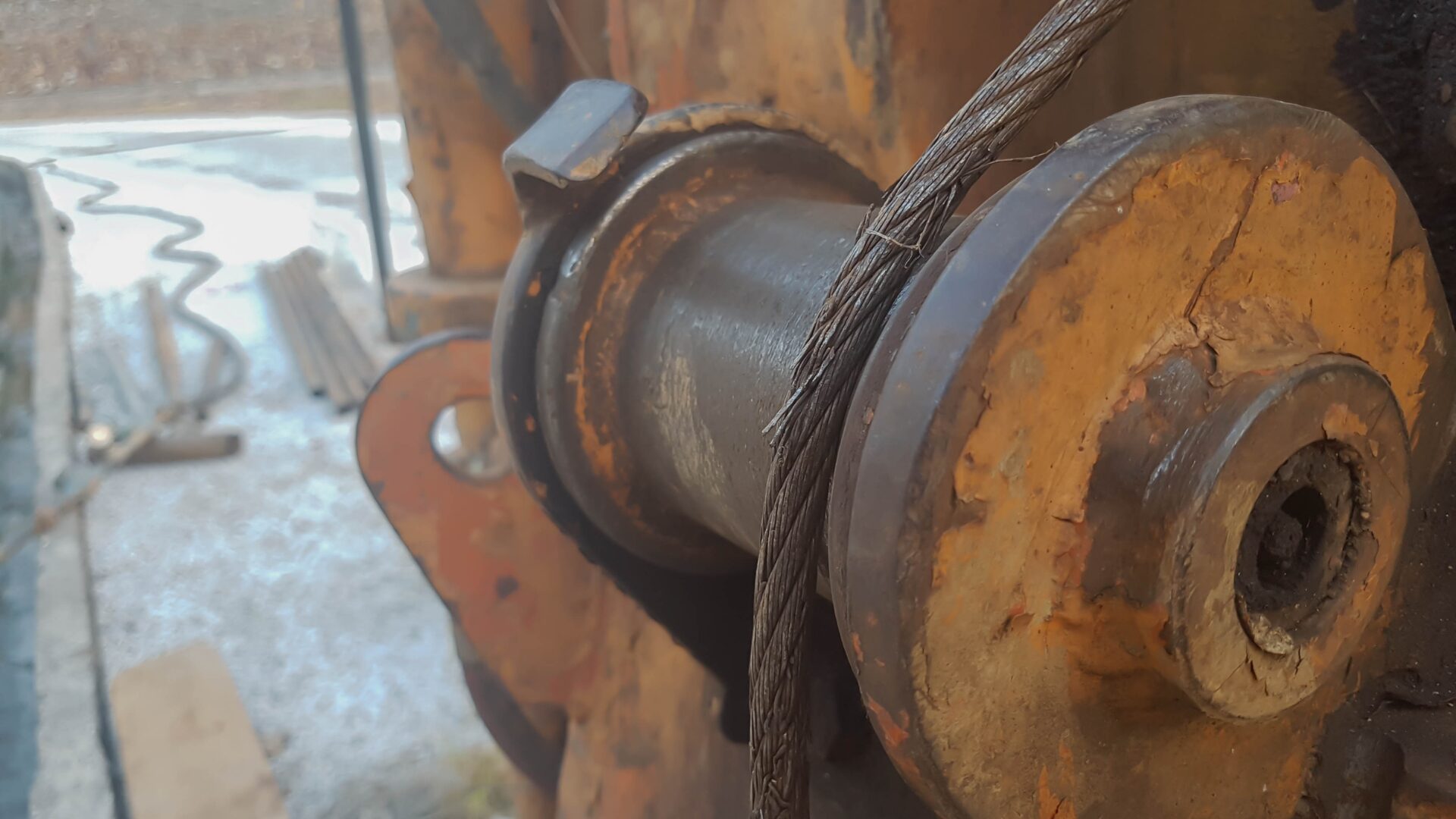 ワイヤーロープの保管方法ガイド｜サビ・キンクを防ぐ正しい保管方法とメンテナンスのアイキャッチ画像です。